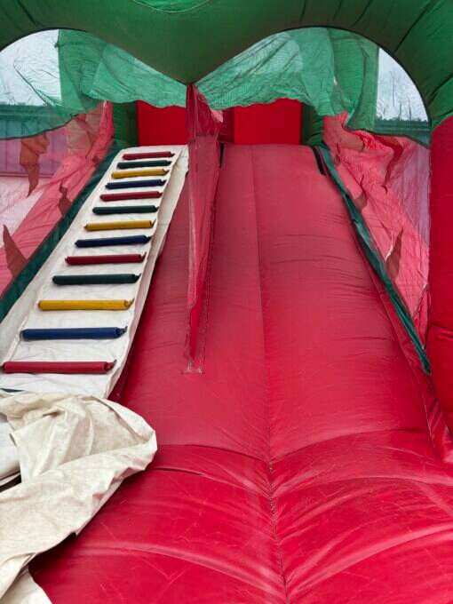 Glissade Monstre Croco – vue intérieur de la glissade gonflable commerciale à louer