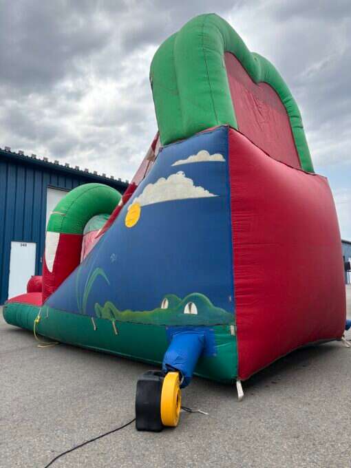 Glissade Monstre Croco – vue côté de la glissade gonflable commerciale à louer